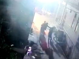 दिल्ली : बाइक सवार अपराधियों ने युवक को मारी 10 गोली, मौके पर ही तोड़ा दम; घटना CCTV में कैद दिल्ली : बाइक सवार अपराधियों ने युवक को मारी 10 गोली, मौके पर ही तोड़ा दम; घटना CCTV में कैद