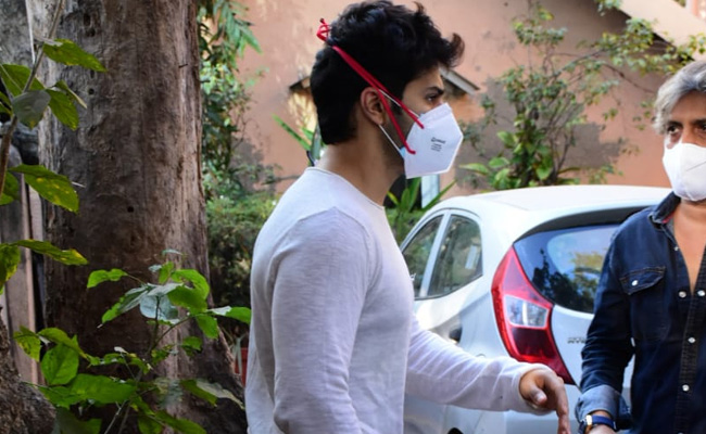 Varun Dhawan Attends Driver's Last Rites In Mumbai