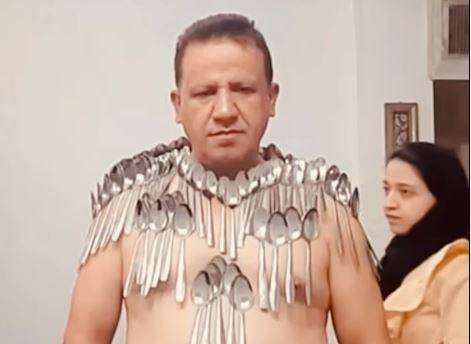 Viral Video: 'सीक्रेट एनर्जी' से शरीर पर 'चिपकाईं 85 चम्मचें', गिनीज़ वर्ल्ड रिकॉर्ड में नाम दर्ज