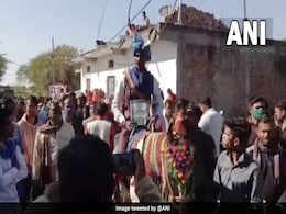 MP: दलित दूल्हा को दबंगों ने घोड़ी चढ़ने से रोका, पुलिस सुरक्षा में हाथ में संविधान की किताब ले निकली बारात MP: दलित दूल्हा को दबंगों ने घोड़ी चढ़ने से रोका, पुलिस सुरक्षा में हाथ में संविधान की किताब ले निकली बारात