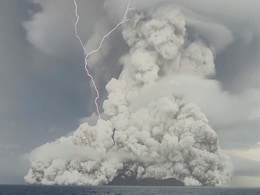 "ऐसा लगा जैसे कोई Atom Bomb फटा हो": Tonga में भयंकर ज्वालामुखी विस्फोट की आपबीती "ऐसा लगा जैसे कोई Atom Bomb फटा हो": Tonga में भयंकर ज्वालामुखी विस्फोट की आपबीती