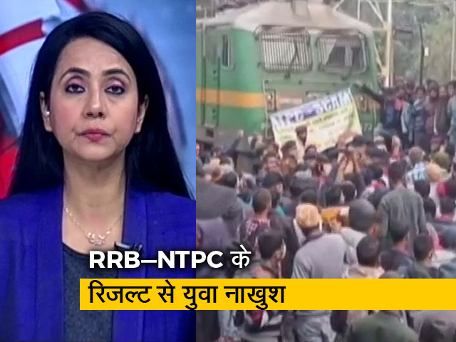 बड़ी खबर : युवाओं ने पटना के राजेंद्र नगर टर्मिनल पर ट्रेन के सामने बैठकर प्रदर्शन किया