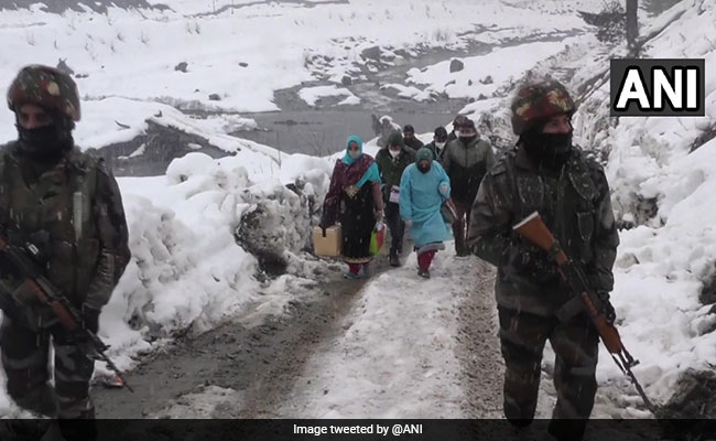 जम्मू-कश्मीर के बारामूला में भारी बर्फबारी के बीच चला कोविड टीकाकरण अभियान, देखें VIDEO