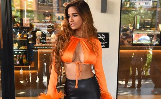 Poonam Pandey की तरह लगना है सबसे जुदा, तो यह ऑरेंज कलर का स्टाइलिश टॉप आज ही खरीद लें