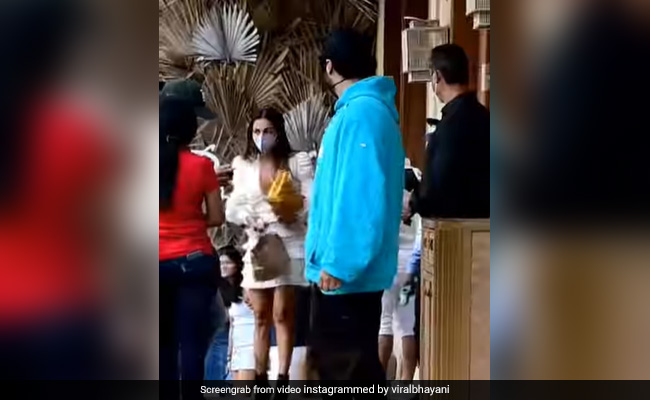 ब्रंच डेट पर गए Malaika Arora और Arjun Kapoor, गर्लफ्रेंड की केयर करते देख फैन ने कहा- क्या जेंटलमैन है