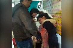 बिहार में 500 रुपये को लेकर भिड़ीं स्वास्थ्य वर्कर, घटना कैमरे में कैद बिहार में 500 रुपये को लेकर भिड़ीं स्वास्थ्य वर्कर, घटना कैमरे में कैद