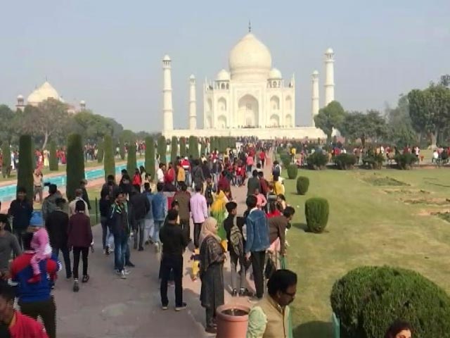 Despite Covid Curbs, Crowds Gather at Popular Hotspots On New Years' Day