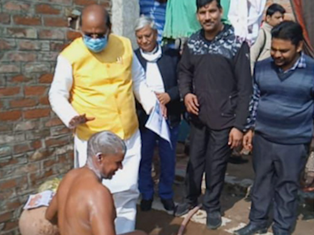 'राशन कार्ड मिल गया?'- जब चुनाव कैंपेन में नहाते हुए शख्स के पास पहुंच गए विधायक जी