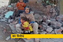 जम्मू में अपने घर गिराए जाने के विरोध में धरने पर बैठे गुर्जर और बकरवाल जम्मू में अपने घर गिराए जाने के विरोध में धरने पर बैठे गुर्जर और बकरवाल