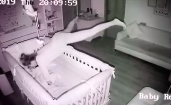 Soha Ali Khan सोते बेबी को बेड पर लिटाने जा रही थीं तभी फिसला पांव, देखें अजीबोगरीब वीडियो