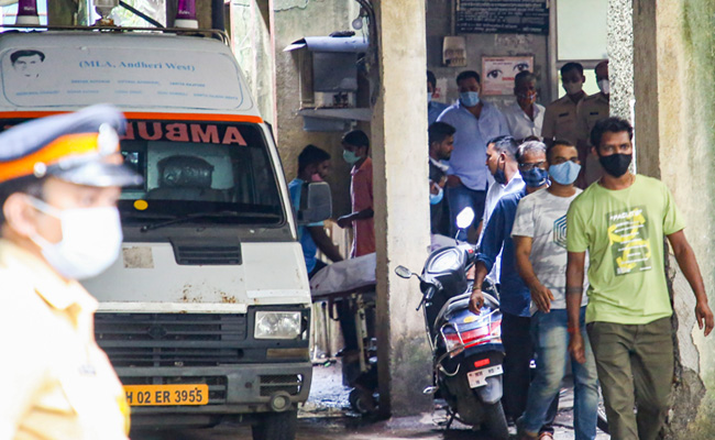 मुंबई के बांद्रा में इमारत गिरी, 5 लोगों के दबे होने की आशंका