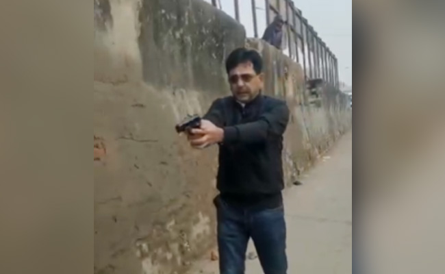 VIDEO : दिल्ली में शातिर अपराधी को पकड़ने गई पुलिस टीम पर भीड़ का हमला, चलानी पड़ी गोलियां