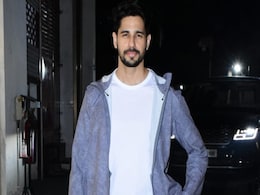 टी-सीरीज ऑफिस के बाहर स्पॉट हुए सिद्धार्थ मल्होत्रा, क्या फैन्स के लिए है कोई खुशखबरी? टी-सीरीज ऑफिस के बाहर स्पॉट हुए सिद्धार्थ मल्होत्रा, क्या फैन्स के लिए है कोई खुशखबरी?