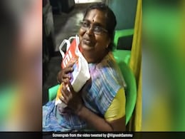 बेटे ने मां को जन्मदिन पर दिया नया मोबाइल, देखते ही भर आया मां का दिल, Video देख आर माधवन ने कही ये बात बेटे ने मां को जन्मदिन पर दिया नया मोबाइल, देखते ही भर आया मां का दिल, Video देख आर माधवन ने कही ये बात