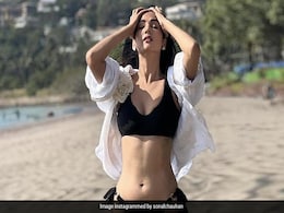 Sonal Chauhan सिंपल ब्लैक बिकीनी में जलवे बिखेरती आईं नजर, किया बोल्ड लुक शेयर  Sonal Chauhan सिंपल ब्लैक बिकीनी में जलवे बिखेरती आईं नजर, किया बोल्ड लुक शेयर