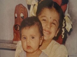 दो चोटी बनाए अपनी बहन को गोद लिए खिलखिलाकर हंस रही ये बच्ची आज है सुपरस्टार, पहचानने में उस्ताद हुए फेल दो चोटी बनाए अपनी बहन को गोद लिए खिलखिलाकर हंस रही ये बच्ची आज है सुपरस्टार, पहचानने में उस्ताद हुए फेल