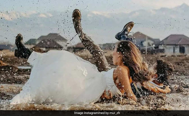 वेडिंग फोटोशूट कराते वक्त कीचड़ में गिरा कपल, फिर सोशल मीडिया पर छा गई खूबसूरत तस्वीरें