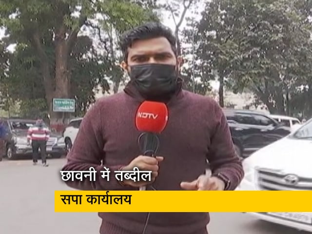 लखनऊ: SP कार्यालय के बाहर भारी पुलिसबल तैनात, मास्क नहीं पहनने पर काटे जा रहे चालान