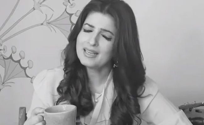 अपने दर्द को छिपाने के लिए ट्विंकल खन्ना ने गाया बेसुरा गाना तो फैन बोला- मेरा ब्लूटूथ कौलेप्स हो गया