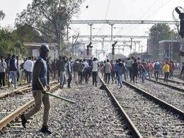 प्रयागराज स्टेशन पर छात्रों के साथ पुलिस की झड़प के बाद 2 गिरफ्तार, 6 पुलिसकर्मी निलंबित प्रयागराज स्टेशन पर छात्रों के साथ पुलिस की झड़प के बाद 2 गिरफ्तार, 6 पुलिसकर्मी निलंबित