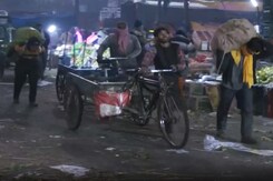People Throng Delhi's Okhla Mandi, Violate Covid Rules People Throng Delhi's Okhla Mandi, Violate Covid Rules