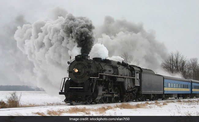 शराब के नशे में पटरियों पर सो गया था शख्स, ऊपर से ट्रेन गुजरने के बाद भी बच गई जान