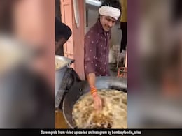 खौलते तेल की कढ़ाई में नंगे हाथों से पकौड़े तलने में माहिर है ये दुकानदार, Video देख नहीं होगा यकीन खौलते तेल की कढ़ाई में नंगे हाथों से पकौड़े तलने में माहिर है ये दुकानदार, Video देख नहीं होगा यकीन