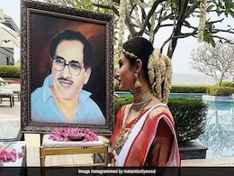 शादी के दिन पिता को याद कर भावुक हुईं Mouni Roy, दुल्हन बन फोटो के आगे बैठी दिखीं तो फैन्स बोले- वो आपके साथ हैं शादी के दिन पिता को याद कर भावुक हुईं Mouni Roy, दुल्हन बन फोटो के आगे बैठी दिखीं तो फैन्स बोले- वो आपके साथ हैं