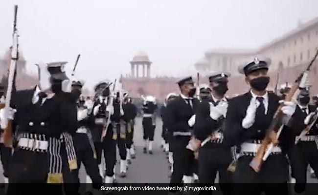 'मोनिका ओ माई डार्लिंग' गाने पर थिरकते नजर आए नेवी के जवान, सोशल मीडिया पर हुआ वायरल