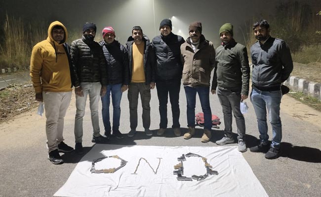 12 राउंड फायरिंग के बाद पकड़ा गया कुख्यात हथियार सप्लायर, 14 पिस्टल, 38 कारतूस बरामद