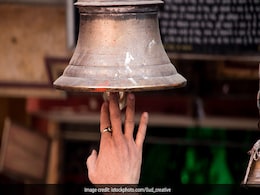 मंदिर में पूजा के समय क्यों बजाई जाती है घंटी, जानिए इसका धार्मिक महत्व मंदिर में पूजा के समय क्यों बजाई जाती है घंटी, जानिए इसका धार्मिक महत्व