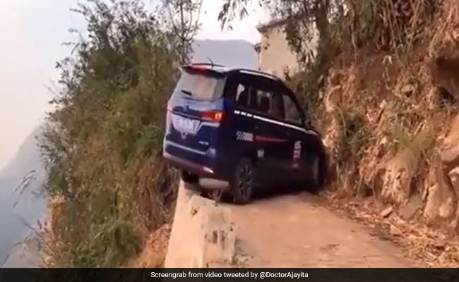 ड्राइवर ने जान खतरे में डाल पहाड़ी रास्ते पर मोड़ी कार, वायरल वीडियो देखकर ही डरने लोग