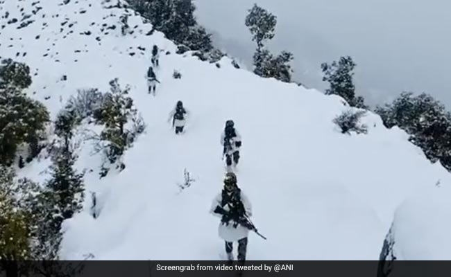भारी बर्फबारी के बीच कैसे LoC पर गश्त करते हैं सेना के जवान, देखकर आप भी कहेंगे ये हैं असली ‘सुपर हीरो’