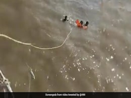 Video: Mumbai Police Rescues Tourist From Drowning Near Gateway Of India Video: Mumbai Police Rescues Tourist From Drowning Near Gateway Of India