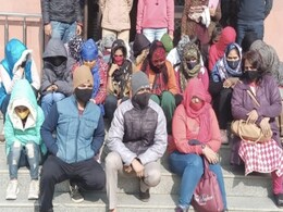 प्रधानमंत्री रोजगार गारंटी योजना के नाम पर 1 हजार से अधिक लोगों को ठगा, 25 महिलाओं समेत 28 गिरफ्तार प्रधानमंत्री रोजगार गारंटी योजना के नाम पर 1 हजार से अधिक लोगों को ठगा, 25 महिलाओं समेत 28 गिरफ्तार