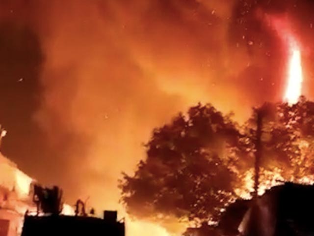 दिल्ली के चांदनी चौक में आग, 60 दुकानें जलकर राख