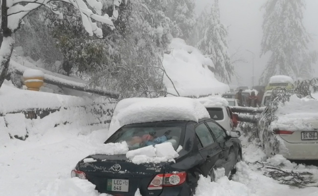 बर्फबारी में जिंदा दफन हो गए 22 लोग, पाकिस्तान के मर्री शहर में दिल दहलाने वाला हादसा