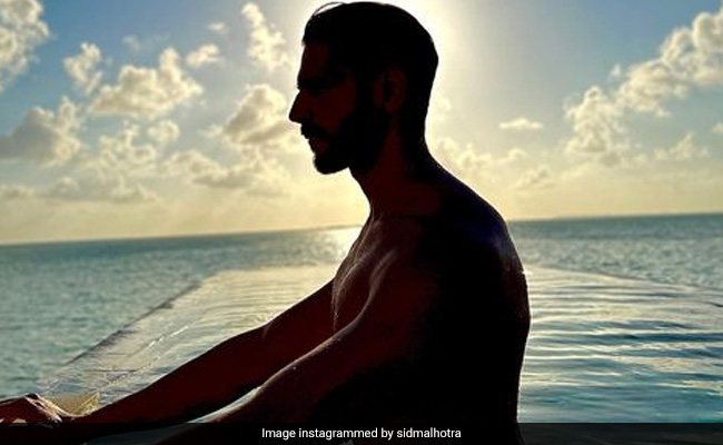 Sidharth Malhotra Is Living His Best Life, Surrounded By The Sun And Sea