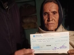 मध्य प्रदेश में किसान को पटवारी के खाते से 50 हजार रुपये का चेक देने पर घिरी शिवराज सरकार मध्य प्रदेश में किसान को पटवारी के खाते से 50 हजार रुपये का चेक देने पर घिरी शिवराज सरकार