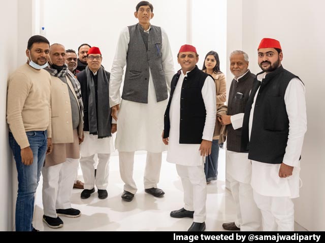 India's 'Tallest Man', Dharmendra Pratap Singh, Joins Samajwadi Party