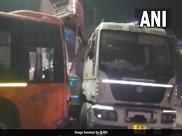 UP: कानपुर में तेज रफ्तार ई-बस ने मचाया कोहराम, 6 की मौत, राष्ट्रपति-PM मोदी ने जताया शोक UP: कानपुर में तेज रफ्तार ई-बस ने मचाया कोहराम, 6 की मौत, राष्ट्रपति-PM मोदी ने जताया शोक