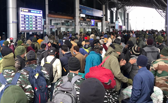 Heavy Snowfall Affects Air, Road Traffic In Kashmir, Hundreds Stranded