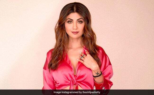 shilpa shetty pink dress Shilpa Shetty (@theshilpashetty) looks every bit the Rajasthani queen in a blush pink lehenga draped with silver embroidery, a matching dupatta worn over soft waves, and jewels stacked to royal perfection. :