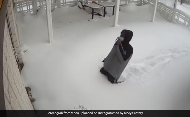 बर्फ में धंसकर खाना खाने के लिए पहुंचा शख्स, रेस्टोरंट बंद देख टूट गया दिल...देखें वीडियो