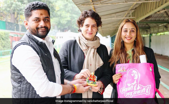 कांग्रेस में शामिल हुईं भोजपुरी एक्ट्रेस Rani Chatterjee, प्रियंका गांधी के साथ फोटो शेयर कर बोलीं- एक और लड़की लड़ने को तैयार कांग्रेस में शामिल हुईं भोजपुरी एक्ट्रेस Rani Chatterjee, प्रियंका गांधी के साथ फोटो शेयर कर बोलीं- एक और लड़की लड़ने को तैयार