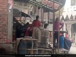 ढाबे में थूक कर रोटी बना रहा था रसोइया, वीडियो वायरल होने पर जाना पड़ा जेल ढाबे में थूक कर रोटी बना रहा था रसोइया, वीडियो वायरल होने पर जाना पड़ा जेल
