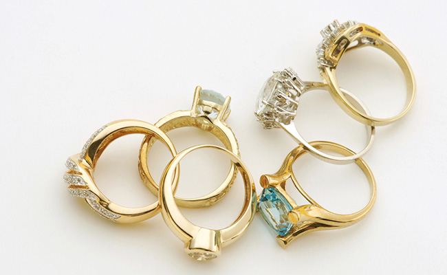 Dazzle Up In Style With These Chic Fashion Rings
