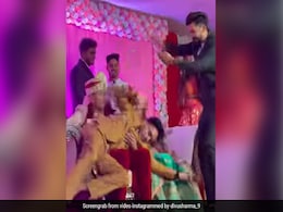 नोट उड़ाते-उड़ाते दूल्हा-दुल्हन पर गिर पड़ा दोस्त, दूल्हे को आ गया गुस्सा, स्टेज पर ही किया ये हाल - देखें Video नोट उड़ाते-उड़ाते दूल्हा-दुल्हन पर गिर पड़ा दोस्त, दूल्हे को आ गया गुस्सा, स्टेज पर ही किया ये हाल - देखें Video