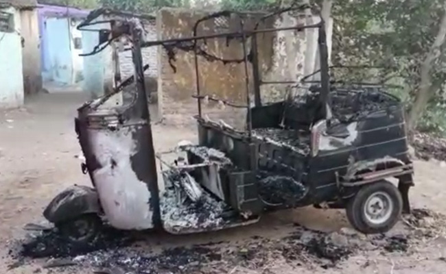 खंडवा : मुस्लिम परिवार का घर और ऑटो जलाने वाले पर मंदिर में तोड़फोड़ करने का भी आरोप खंडवा : मुस्लिम परिवार का घर और ऑटो जलाने वाले पर मंदिर में तोड़फोड़ करने का भी आरोप