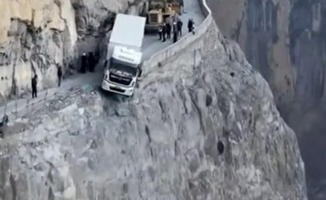 ड्राइवर ने काटा ऐसा मोड़ कि पहाड़ी पर लटक गया ट्रक, तस्वीर देखते ही डर गए लोग